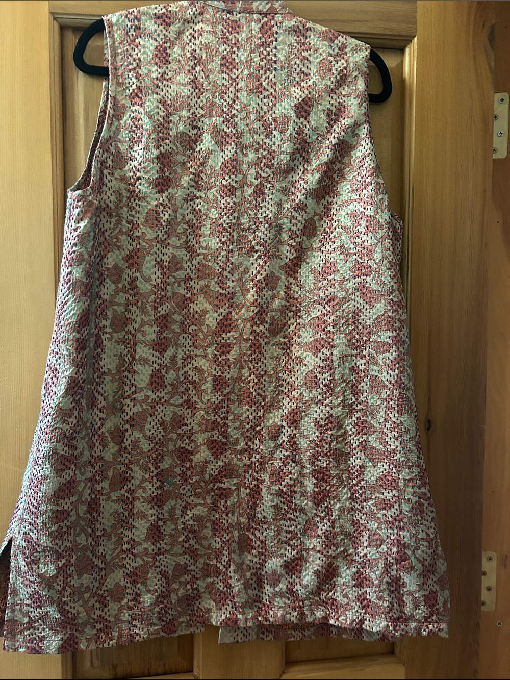 Sleeveless Printed Quilted Silk Vest in Cream and Dusty Rose - Picture 6 of 8